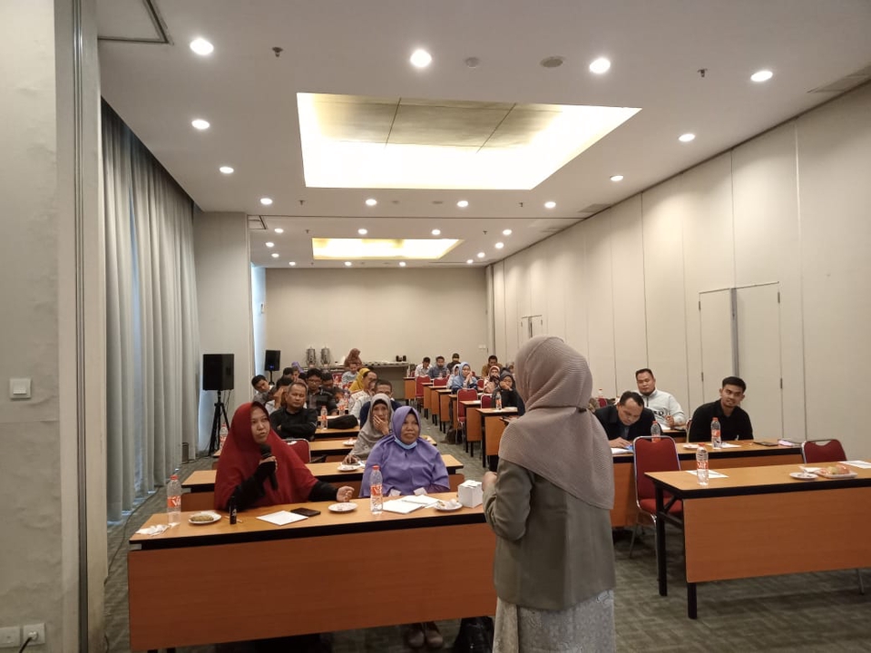 Kursus online dengan para siswa di kelas, membahas materi belajar online bahasa inggris, belajar online bahasa arab, dan belajar online bahasa korea.