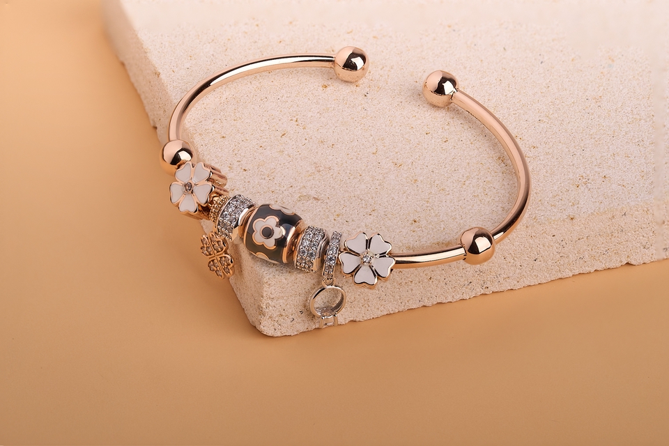 Jasa fotografi produk dengan background putih, cocok untuk produk fashion, kosmetik, makanan dan lainnya.