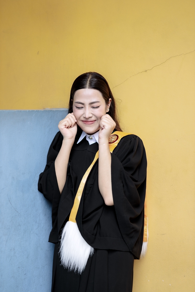 รับถ่ายภาพรับปริญญา บัณฑิตหญิงสวยในชุดครุย ถ่ายภาพรับปริญญา ถ่ายรูปรับปริญญา ช่างภาพรับปริญญา