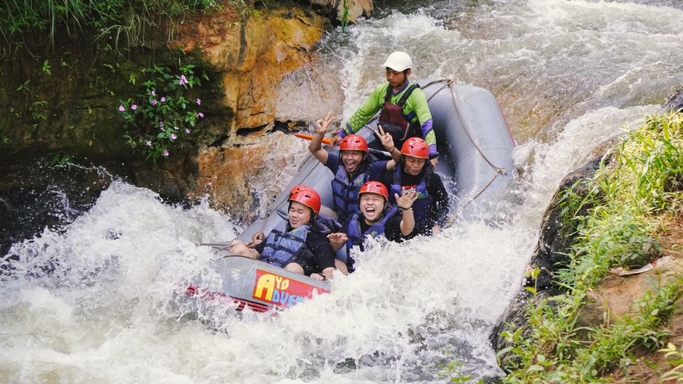 Jasa Fotografi Adventure di Air Terjun, Fotografer Outdoor, Paket Fotografi Liburan