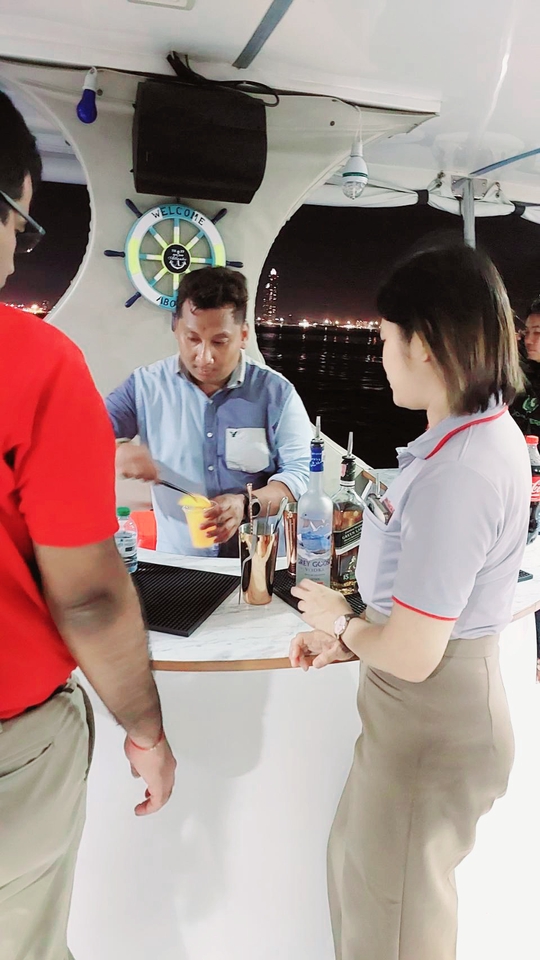 บาร์เทนเดอร์หญิงบริการผสมเครื่องดื่มบนเรือยอชท์