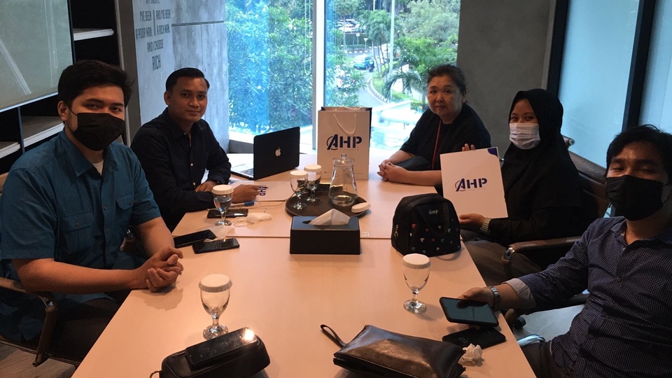 Konsultan hukum dan tim pengacara berkumpul untuk membahas kasus hukum di kantor