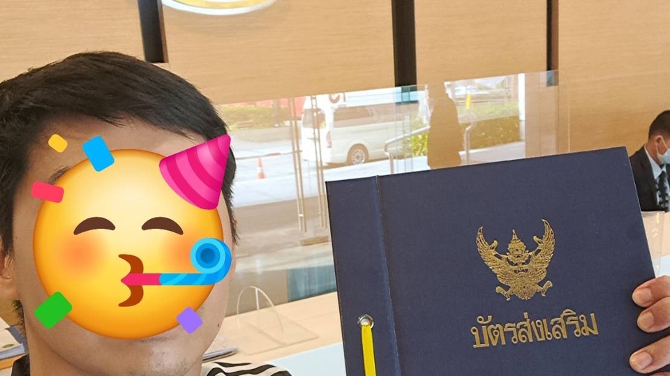 ผู้ประกอบการกำลังยื่นเอกสารสินเชื่อธุรกิจ