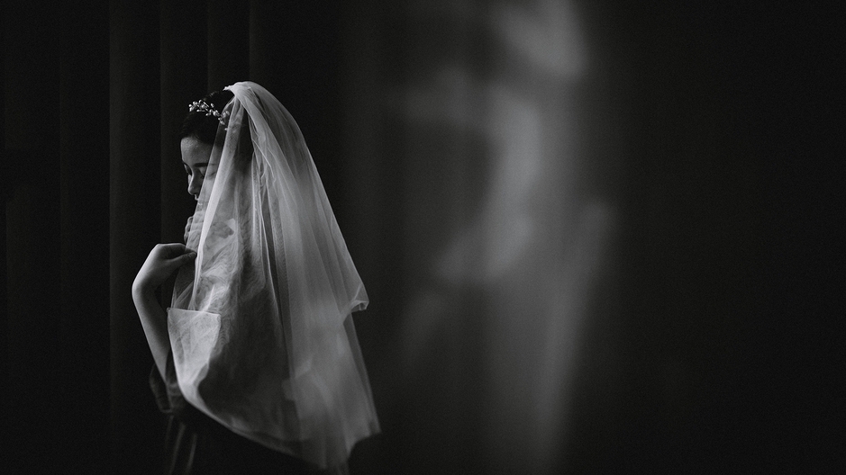 Jasa Foto Prewedding Wanita Berhijab di Studio dengan Nuansa Monokrom