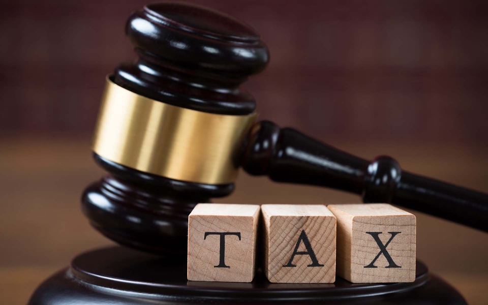 Jasa Konsultan Hukum dan Pengacara dengan palu hakim dan balok bertuliskan TAX