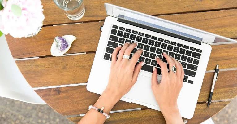 Freelance writer profesional mengetik di laptop, menulis konten untuk website dan media sosial, jasa penulis artikel, jasa copywriting, jasa pembuatan artikel, jasa content writer, penulis konten.