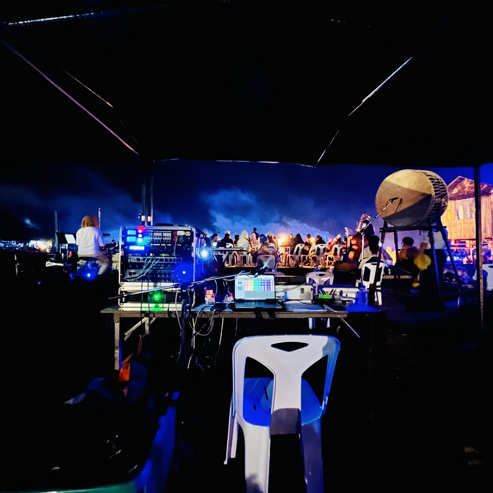 ซาวด์เอ็นจิเนียร์ กำลังทำงานอยู่ด้านหน้าเวที เครื่องเสียงแบบมืออาชีพ พร้อมสำหรับงานคอนเสิร์ต