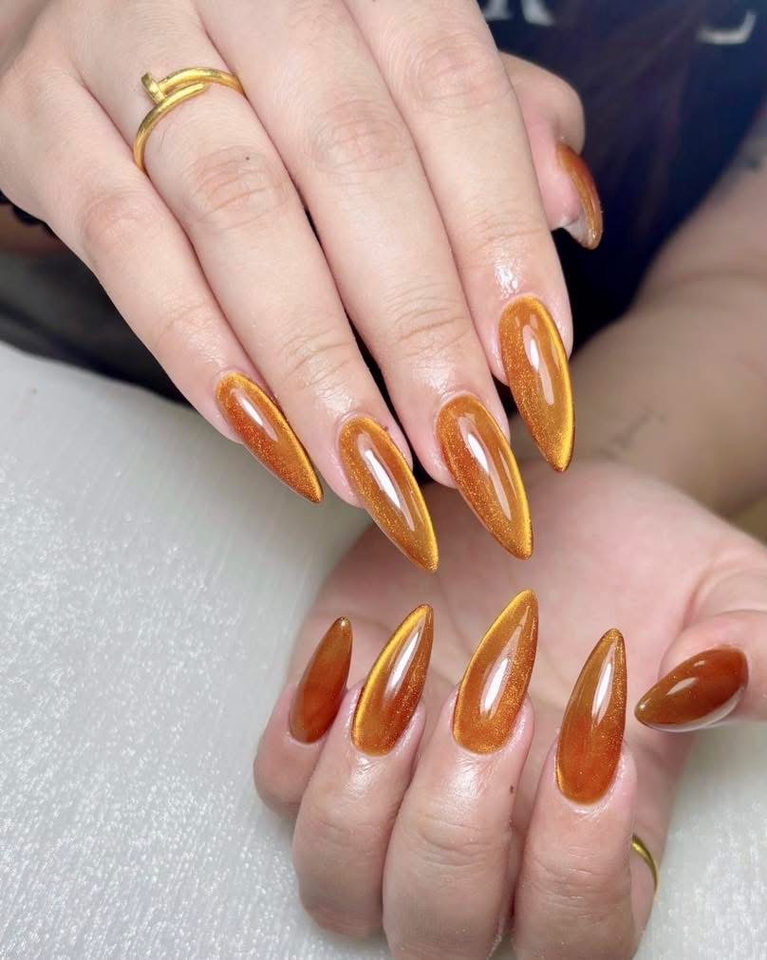 บริการทำเล็บที่บ้าน เจลทาเล็บสีน้ำตาลทองสวยหรู ทำเล็บมือสวย ช่างทำเล็บมืออาชีพ