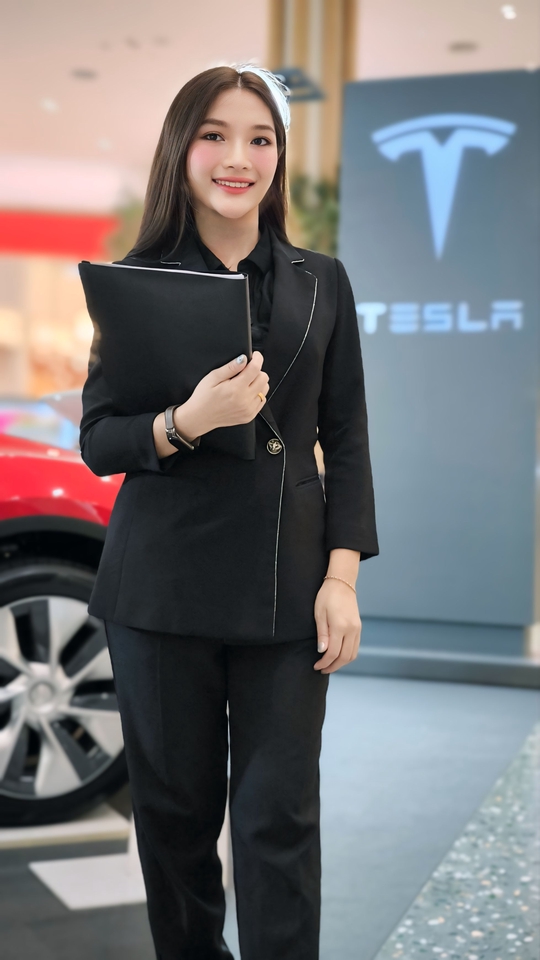 พนักงานขาย ออกบูธ โชว์รูม รถยนต์ เทสลา