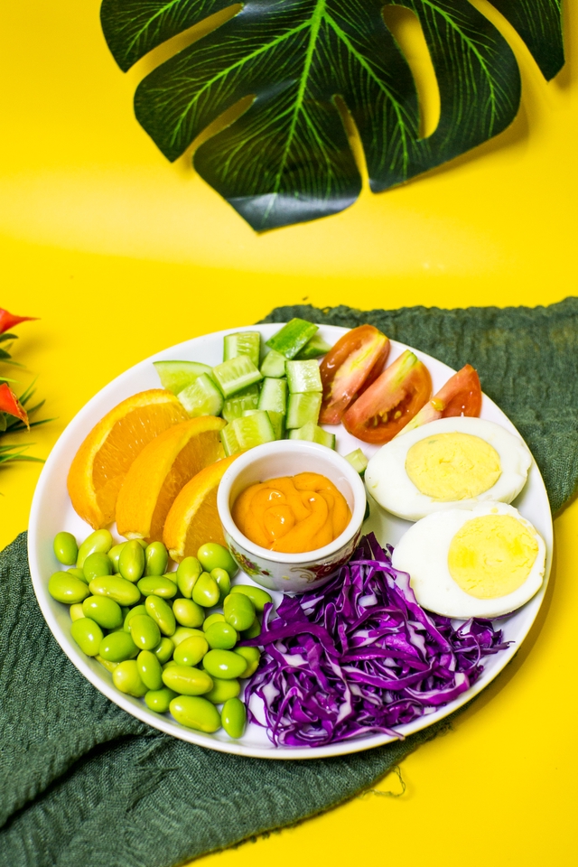 Jasa fotografi makanan dengan menu salad buah dan telur yang segar