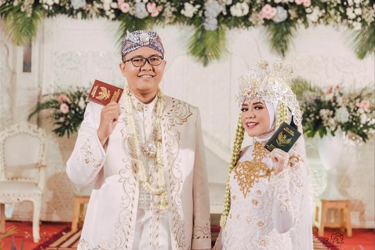 Jasa Foto Lamaran Pernikahan/Tunangan Profesional - Jabodetabek - Foto Wedding / Pernikahan Free Pre wedding di Studio RLPhoto