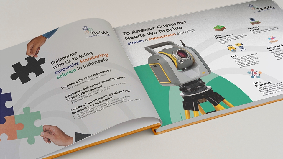 Jasa desain brosur untuk perusahaan monitoring inovatif di Indonesia, dengan teknologi terkini.