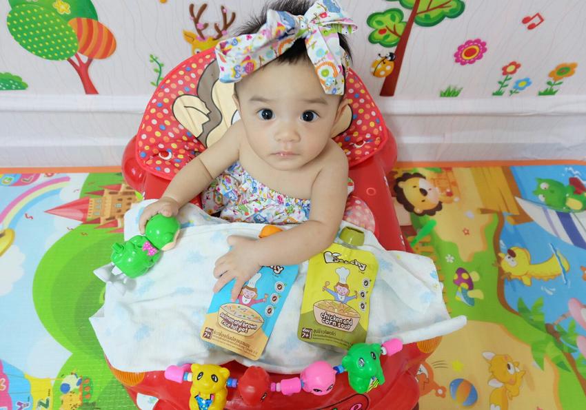 รับเขียนรีวิว รับรีวิวสินค้า รับเขียนรีวิวของเล่น เด็กน่ารักกำลังเล่นของเล่นในรถเข็น