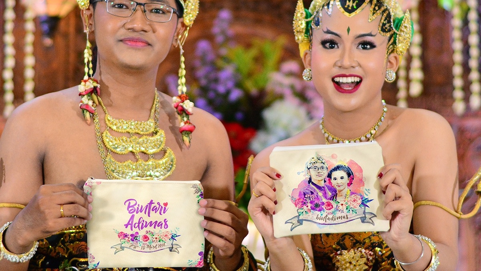 Desain baju pernikahan modern dengan motif batik untuk pasangan