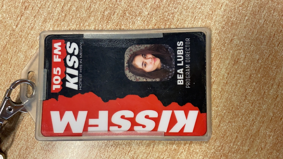 Jasa pengisi suara iklan 105 FM Kiss FM dengan Bea Lubis sebagai program director.