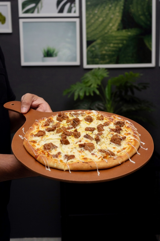 Jasa Fotografi Makanan: Foto Pizza Lezat dengan Topping Daging dan Keju