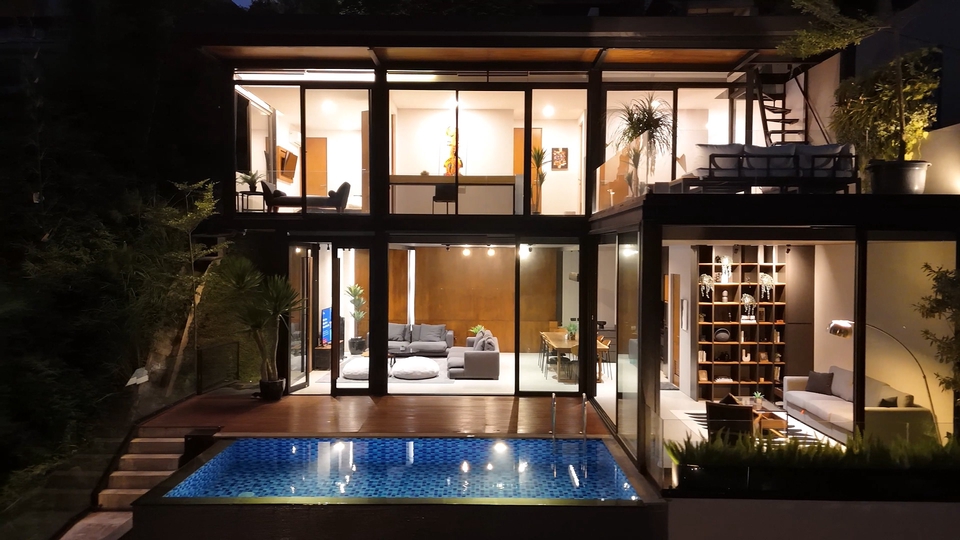 Jasa fotografi rumah modern dengan kolam renang, cocok untuk foto prewedding atau kebutuhan foto arsitektur.