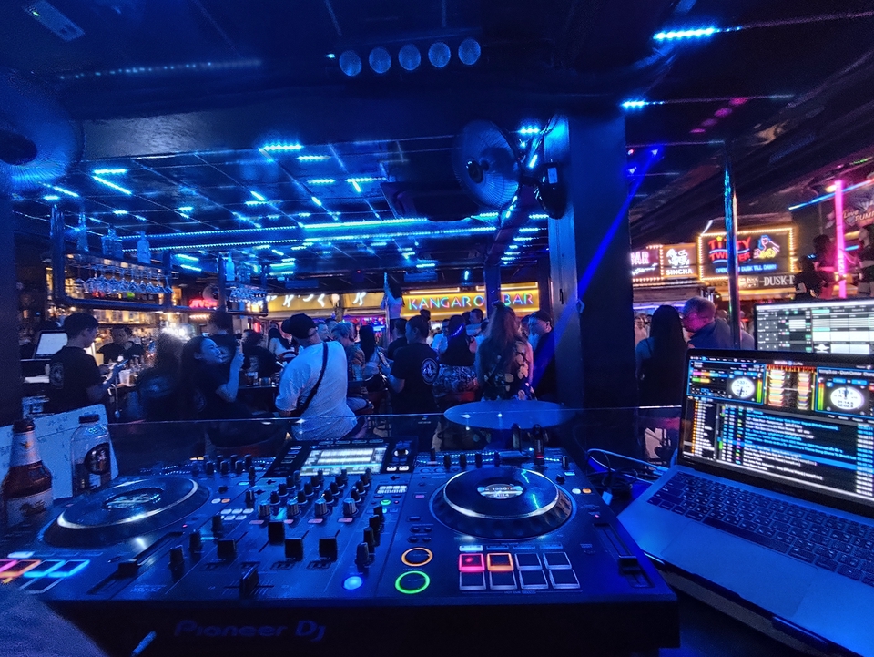 จ้างดีเจเปิดแผ่นงานปาร์ตี้ ดีเจมืออาชีพ ราคาดี