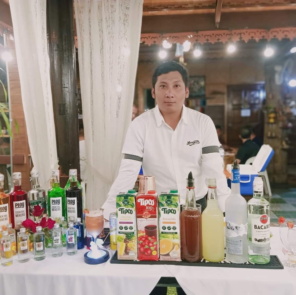 บาร์เทนเดอร์มืออาชีพ ผสมเครื่องดื่ม บาร์