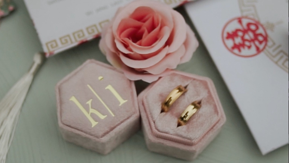 Jasa edit video online dan pengeditan video professional untuk membuat video Youtube, vlog dan konten media sosial dengan harga jasa editing video yang terjangkau.