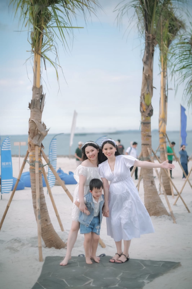 Jasa Fotografi Keluarga di Pantai dengan Latar Belakang Kelapa