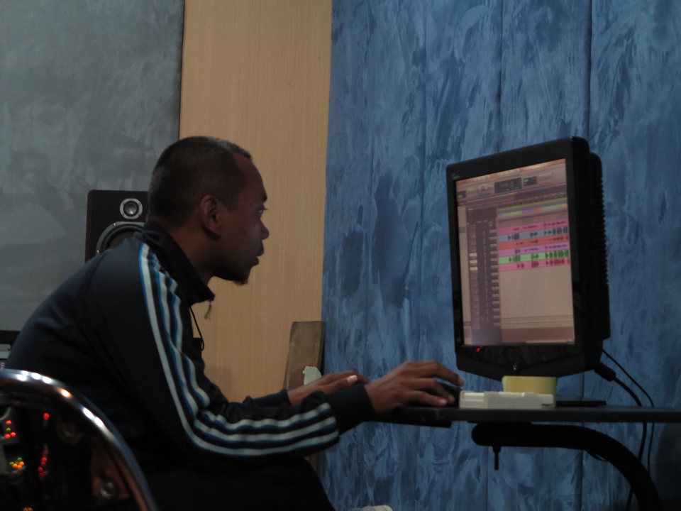 Jasa mixing dan mastering lagu profesional, Sound Engineer berpengalaman. Harga mixing mastering terjangkau.