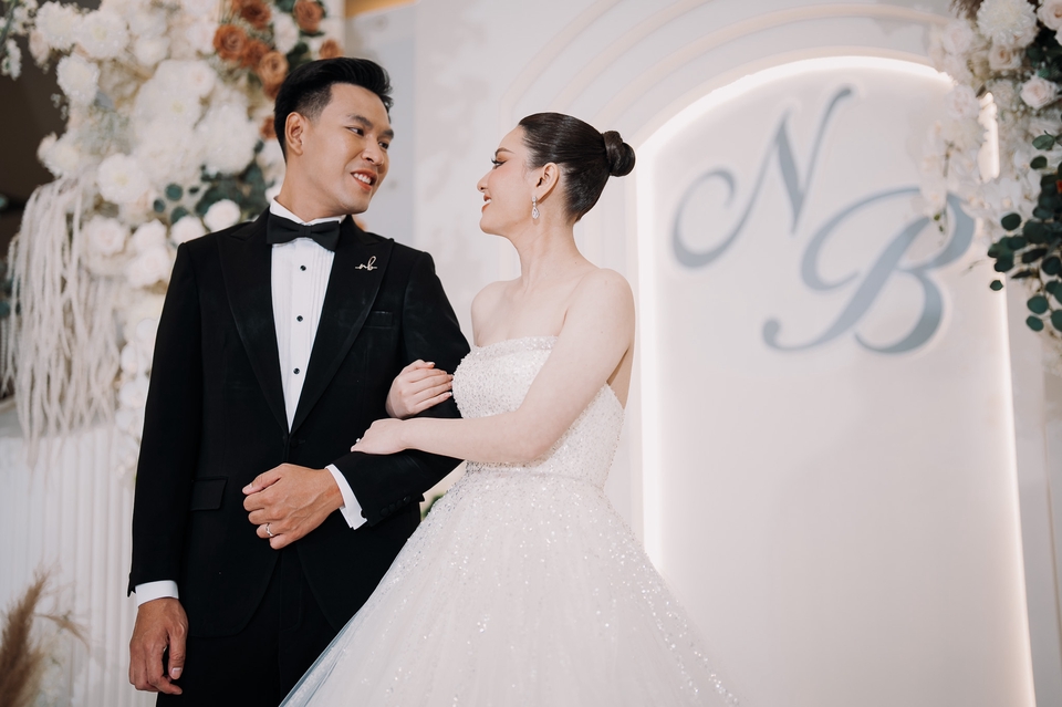 คู่บ่าวสาวในงานแต่งงาน ยิ้มแย้มและมีความสุข พร้อมกับฉากหลังที่สวยงาม