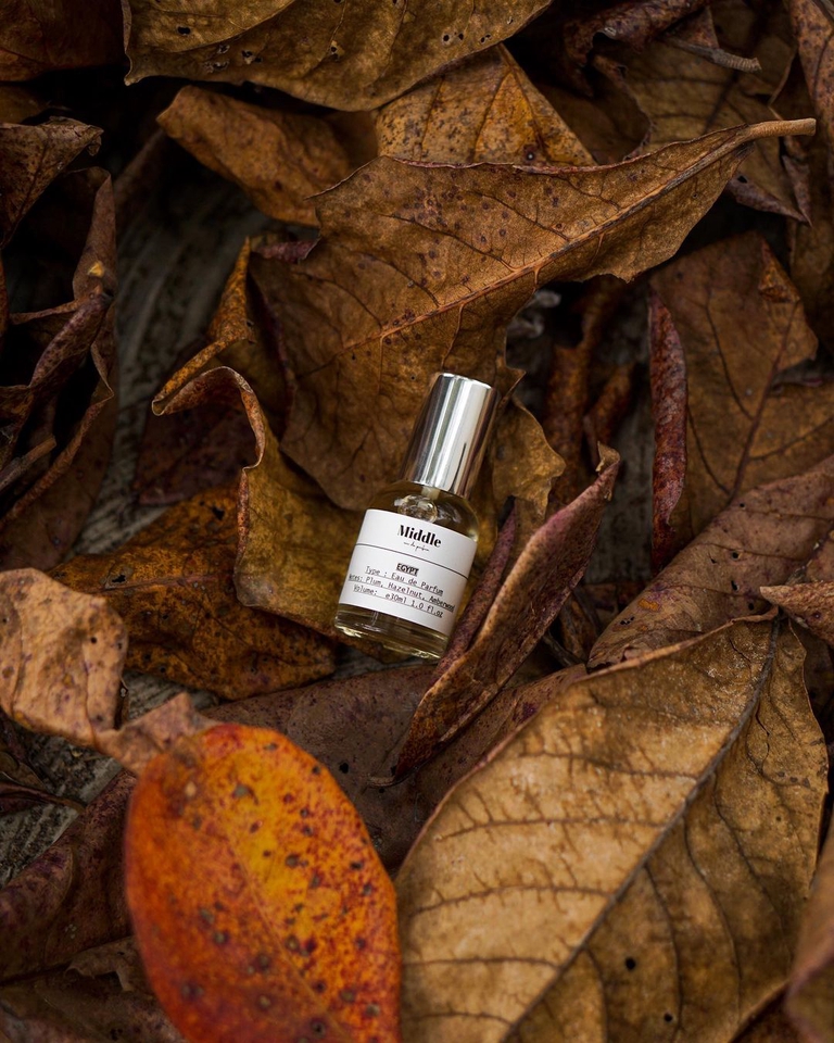 Jasa Fotografi Produk Kosmetik dan Parfum dengan Latar Belakang Daun Kering