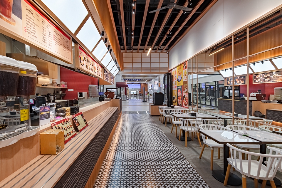 Jasa foto interior di restoran modern dengan desain interior elegan dan meja kursi kayu.