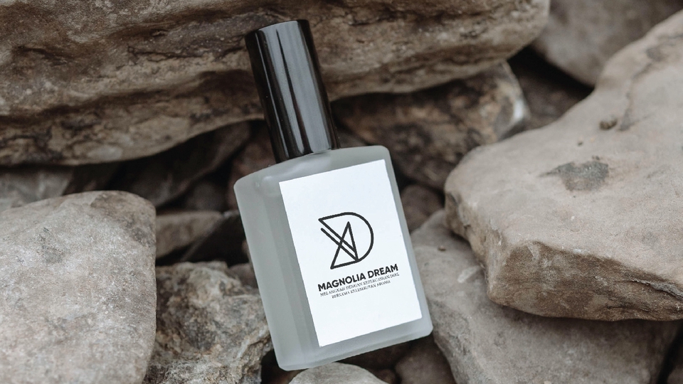 Jasa desain logo botol parfum dengan desain modern dan minimalis.