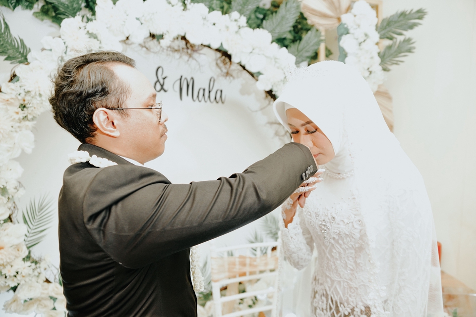 Jasa fotografi pernikahan di Jakarta, pasangan pengantin dengan dekorasi bunga putih