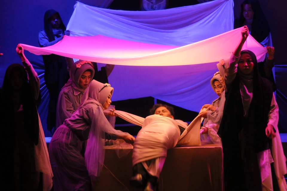 Jasa fotografi wedding untuk acara pernikahan dengan dekorasi dan gaun pengantin yang elegan.