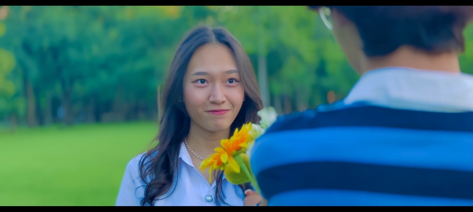 รับถ่ายวีดีโองานแต่ง หญิงสาวสวยได้รับดอกไม้จากชายหนุ่มในสวนสาธารณะ ฉากโรแมนติกเหมาะสำหรับวิดีโอพรีเซ้นงานแต่ง รับทำวิดีโอ presentation วีดีโอแต่งงาน ช่างภาพวีดีโอ งานแต่งงาน วีดีโอพรีเซนเทชั่น สวยงาม