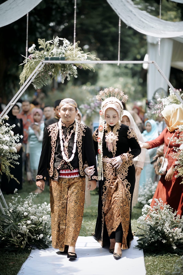 Jasa fotografi pernikahan, pasangan pengantin memakai baju adat, fotografer profesional, jasa fotografer wedding, foto pernikahan, fotografer pernikahan murah