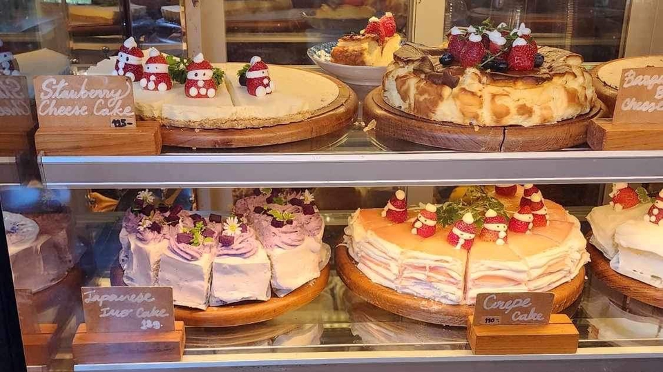 เค้กน่าทานหลายชนิด ตั้งโชว์ในตู้กระจก เหมาะสำหรับรับถ่ายภาพสินค้า รับถ่ายภาพอาหาร ช่างภาพ รับถ่ายรูป รับถ่ายรูปอาหาร รับถ่ายภาพสินค้า รับถ่ายภาพขนม ช่างภาพกรุงเทพ ช่างภาพ ถ่ายรูป รับถ่ายภาพ