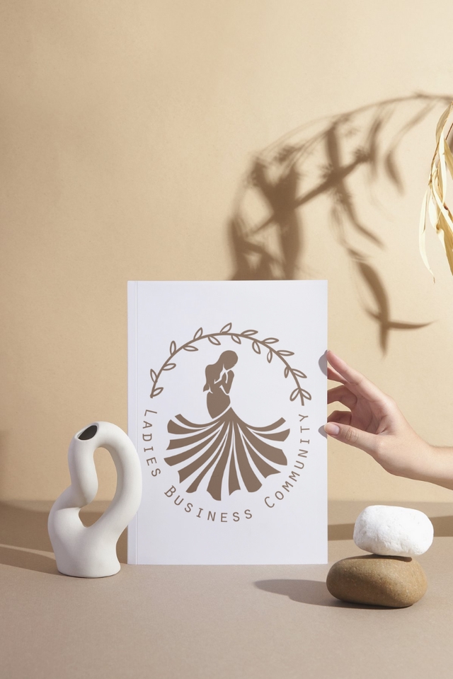 Jasa Desain Logo Online: Logo keren dengan wanita memegang bayi, cocok untuk komunitas bisnis wanita.