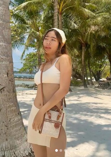 นางแบบมืออาชีพ โพสท่าสวย สวมเสื้อผ้าแฟชั่น ท่ามกลางบรรยากาศทะเลทราย