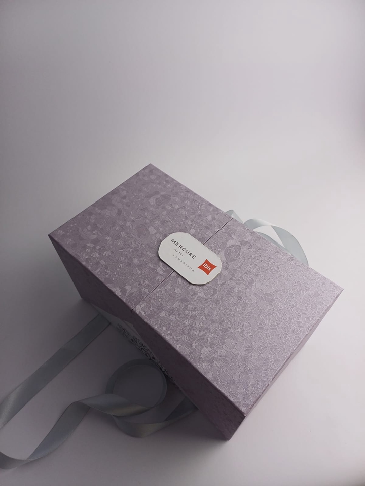 Jasa desain kotak makanan dengan desain unik dan menarik, cocok untuk packaging makanan anda.