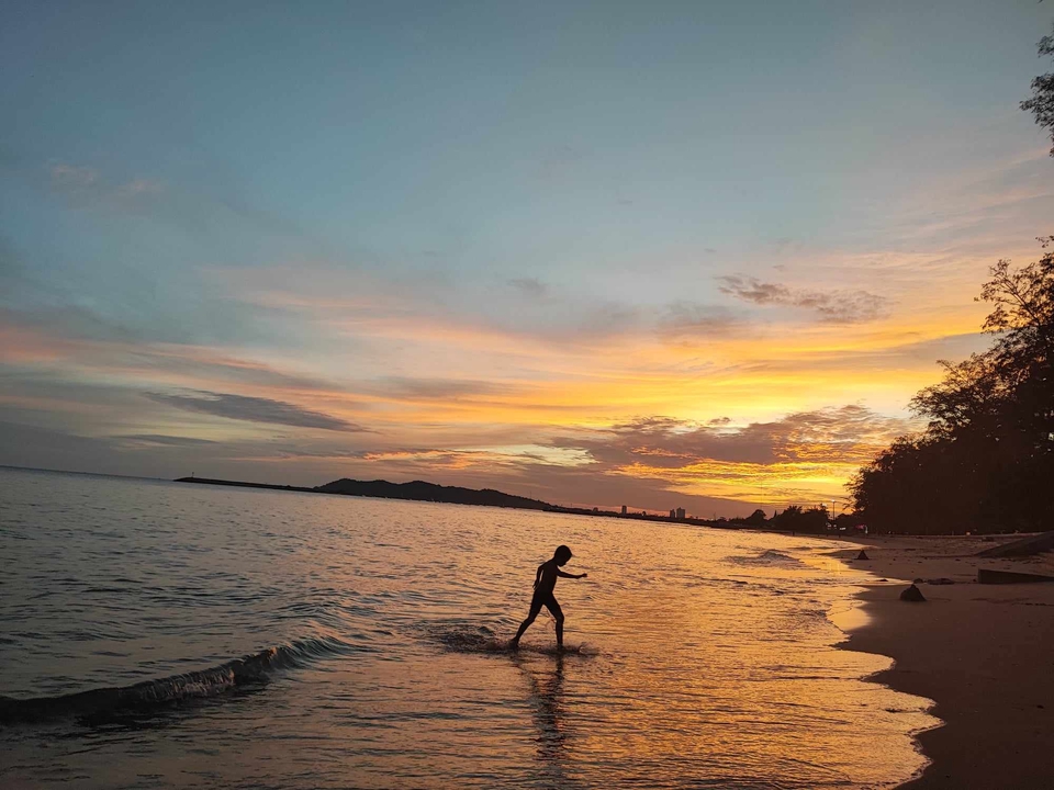ชายคนหนึ่งกำลังเดินเล่นริมชายหาดยามพระอาทิตย์ตกดิน รับเขียนบทความ รับเขียนคอนเทนท์ บทความ SEO