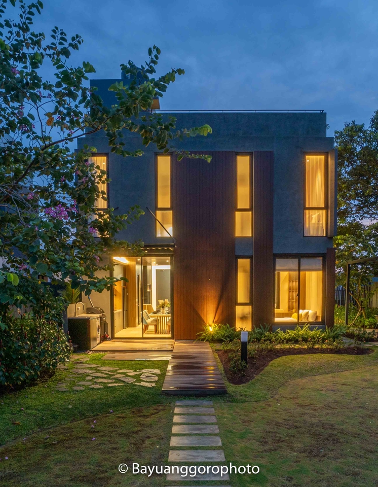 Jasa Fotografi Rumah Minimalis Modern di Malam Hari dengan Taman dan Jalan setapak dari Batu, Bayuanggorophoto