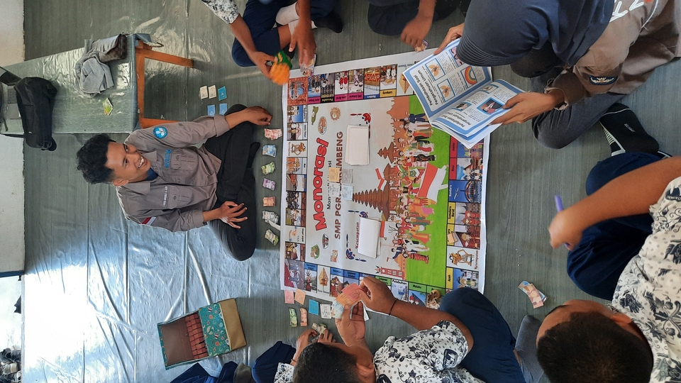 Ilustrasi permainan papan bersama teman di rumah, ilustrasi kartun, desain ilustrasi, jasa ilustrasi, jasa gambar kartun, gambar ilustrasi kartun.