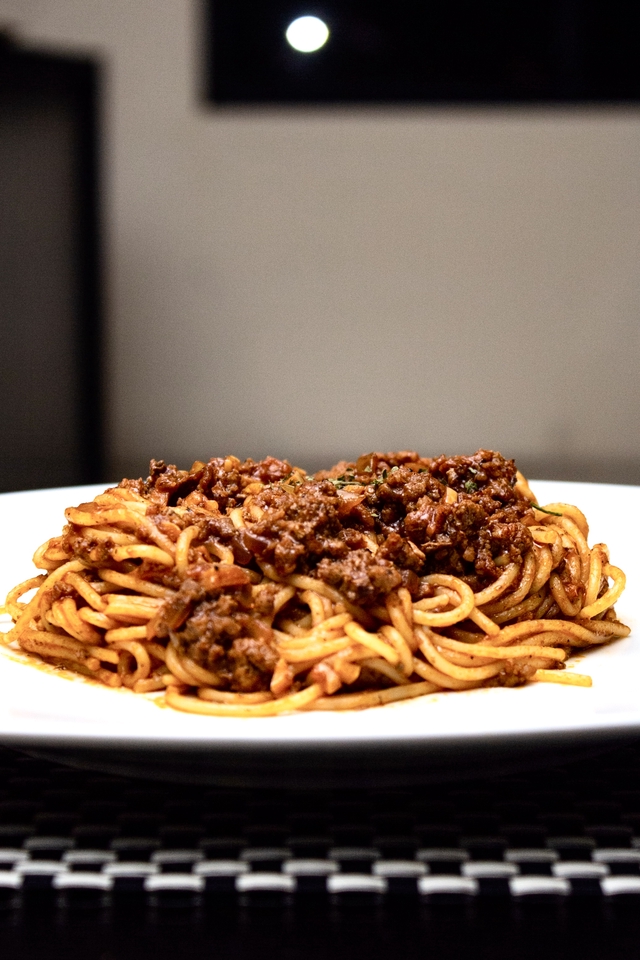 Jasa Fotografi Makanan - Foto Spaghetti Bolognese Lezat dengan Background Putih