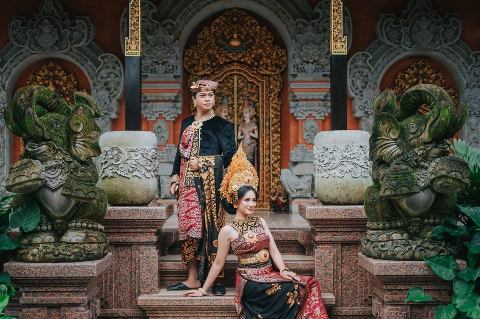 Jasa foto prewedding Bali tradisional, fotografer pernikahan murah, foto pasangan adat Bali.