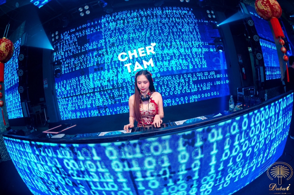 ดีเจสาวสวยกำลังเปิดแผ่นเพลงในงานปาร์ตี้