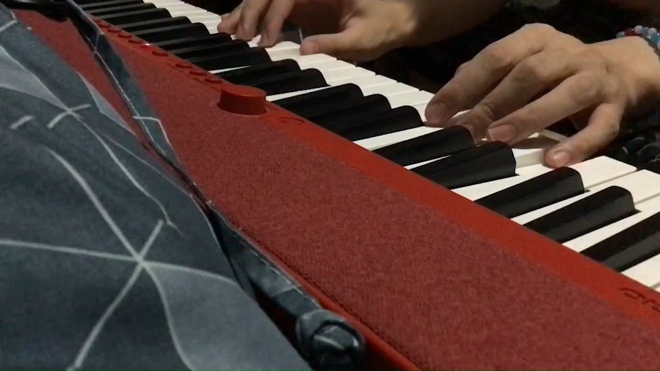 วงดนตรีแจ๊สเล่นดนตรีบนคีย์บอร์ดสีแดง