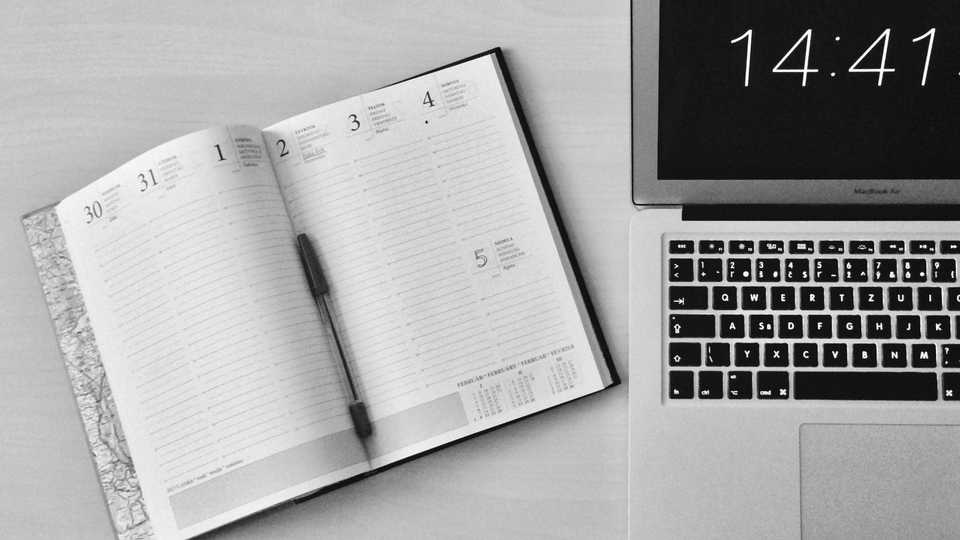 Jasa input data online dan entri data freelance di laptop dengan penunjuk jadwal