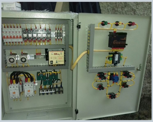 Jasa IT support dan instalasi jaringan komputer dengan panel kontrol dan kabel