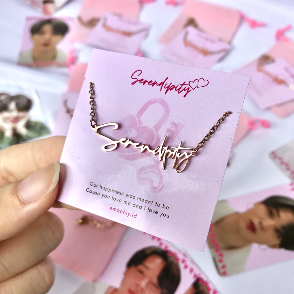 Jasa fotografi kalung custom serendipity, kalung nama, aksesoris fashion, desain unik, cocok untuk kado, harga terjangkau.