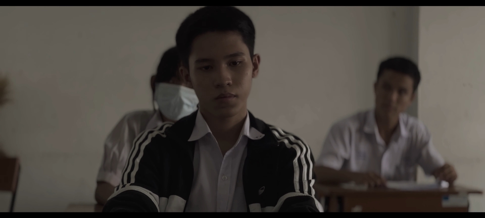 รับถ่ายวีดีโอ ภาพนักเรียนชายในห้องเรียน, มองกล้องด้วยสีหน้าจริงจัง, ถ่ายภาพวิดีโอในโรงเรียน, ถ่ายวีดีโอการศึกษา, บริการถ่ายวีดีโอ, รับทำวีดีโอ, ตัดต่อวีดีโอ, ช่างภาพวีดีโอ, รับถ่ายวีดีโอ กรุงเทพฯ, ตัดต่อวิดีโอ, ทำวิดีโอ