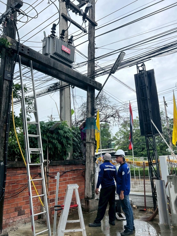 ช่างไฟฟ้ากำลังติดตั้งหม้อแปลงไฟฟ้า รับเหมาไฟฟ้า เดินสายไฟ ช่างไฟฟ้ากรุงเทพ